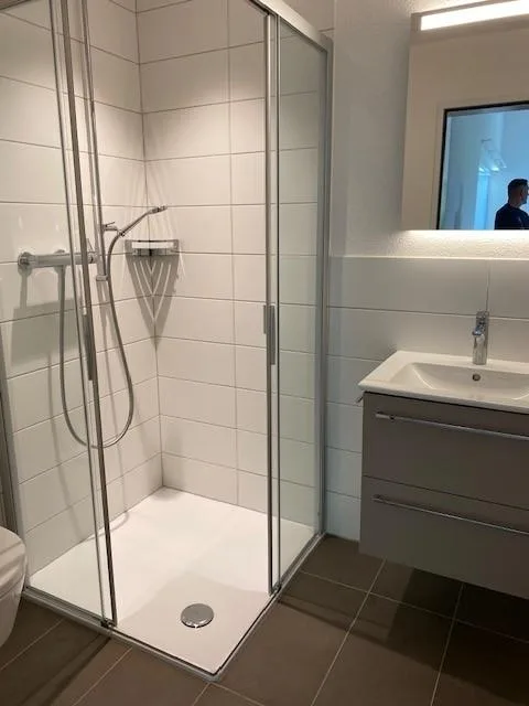 Wow, helle Dachwohnung im Eigentumsstandard mit grosszügigem Balkon