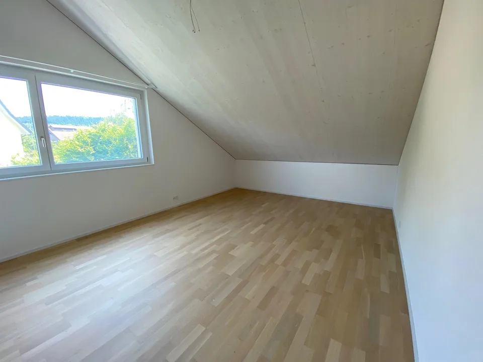 Wow, helle Dachwohnung im Eigentumsstandard mit grosszügigem Balkon