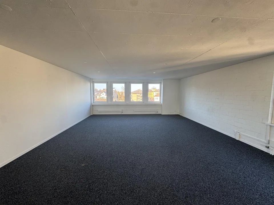 Geräumige Büro-/Praxisräumlichkeiten im 2.OG, mit Lift in Emmenbrücke