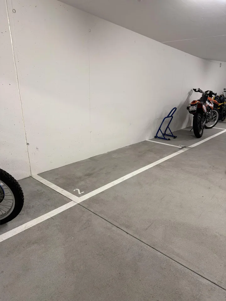 Motorrad Parkplatz in Widen