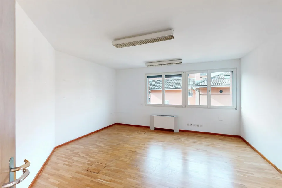 Spazio ufficio di prestigio a Mendrisio – 170 m² funzionali e luminosi