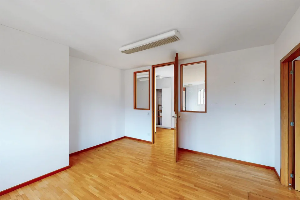 Spazio ufficio di prestigio a Mendrisio – 170 m² funzionali e luminosi