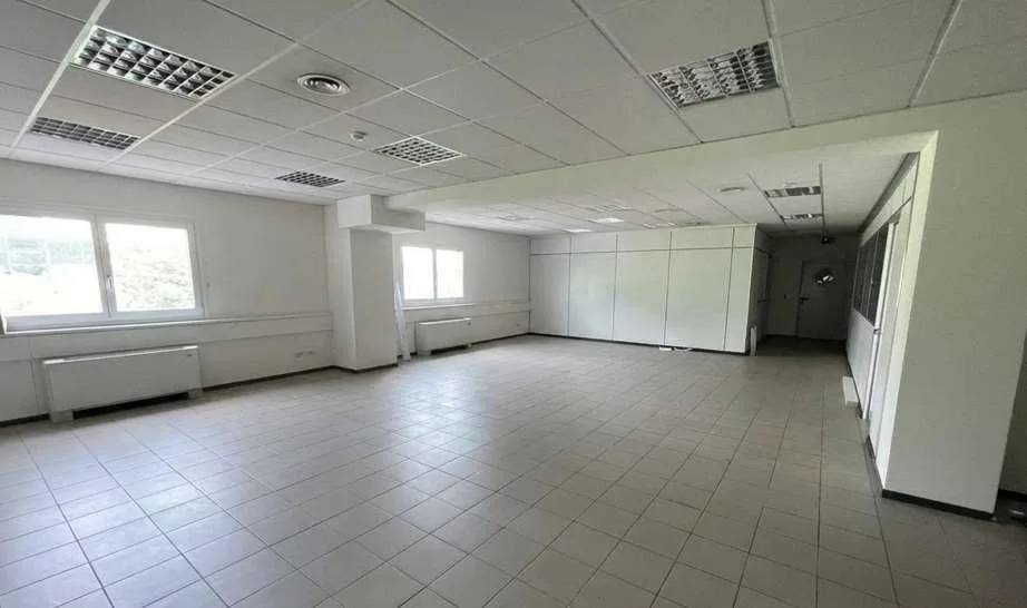 Spazio commerciale in locazione -500mq libero  da subito a Manno