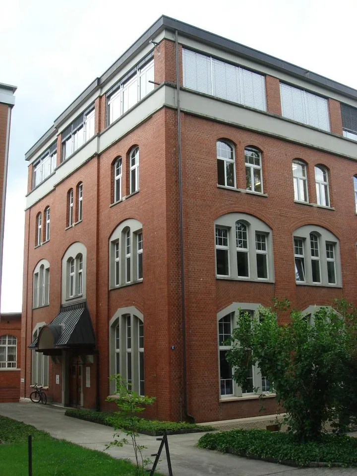 Büro/Atelier mit grosser Raumhöhe