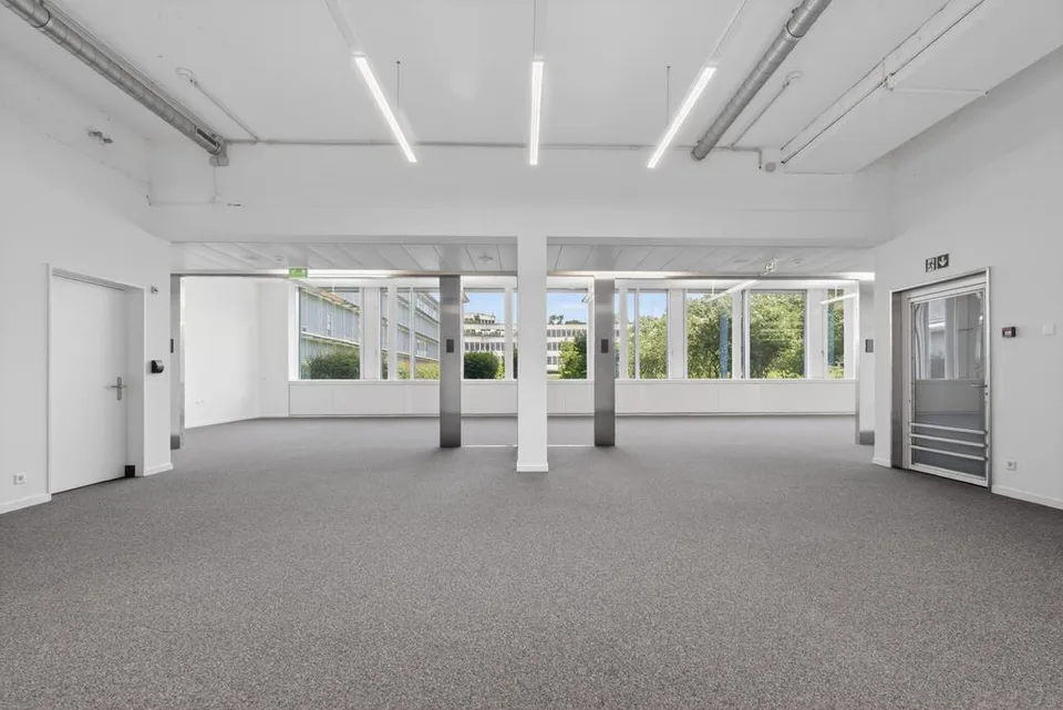 Moderne 300 m2 Büro/Gewerbefläche an bester Lage in Adliswil