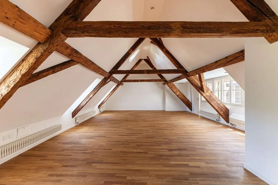 Büro im Dachgeschoss eines historischen Gebäudes