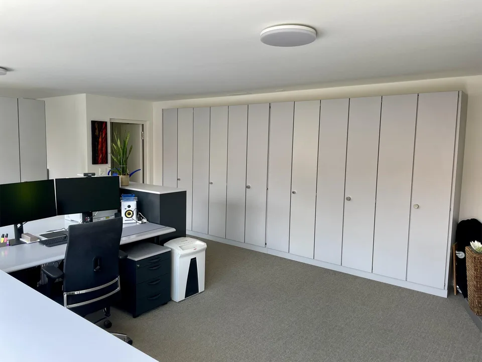 48 m2 Büroraum mit Blick ins Grüne (+14 m2 Sitzungszimmer zur Mitben.)