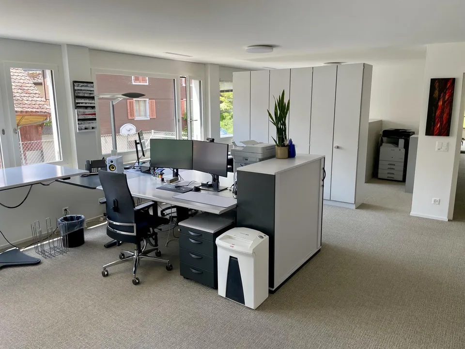 48 m2 Büroraum mit Blick ins Grüne (+14 m2 Sitzungszimmer zur Mitben.)