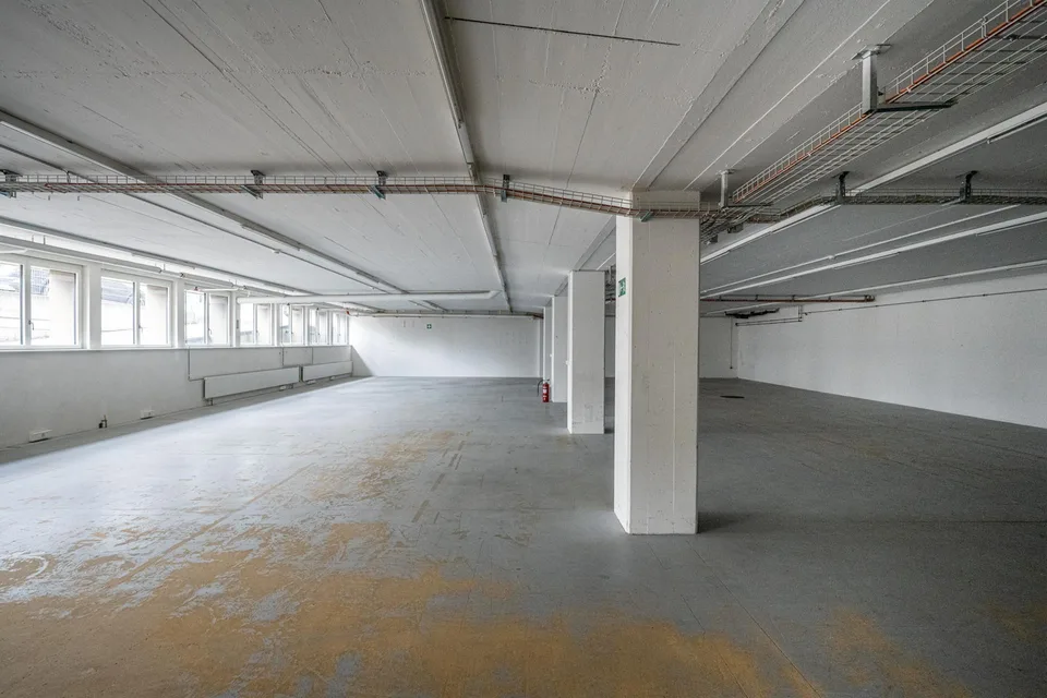 Gewerbehalle UG/ Büroräume im OG/Lagerflächen