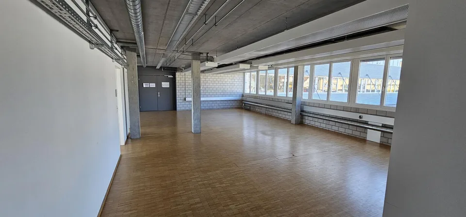 Helle Büros mit traumhaftem Bergblick – Ihr neuer Arbeitsplatz!