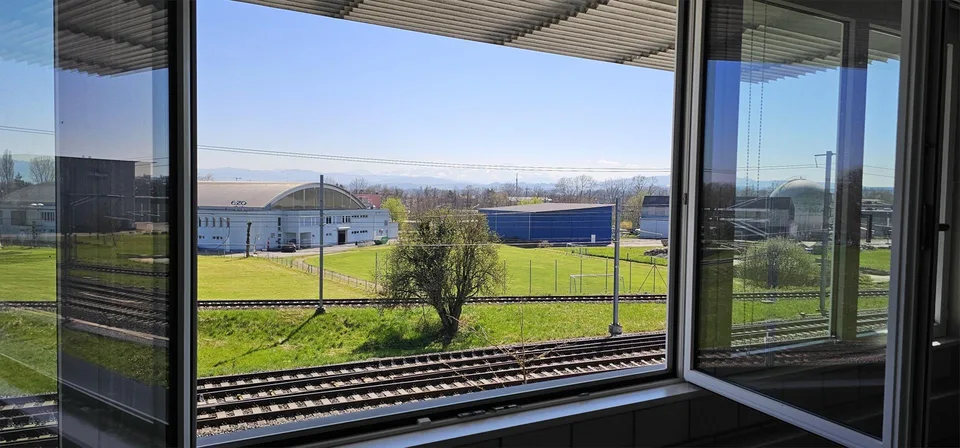 Helle Büros mit traumhaftem Bergblick – Ihr neuer Arbeitsplatz!