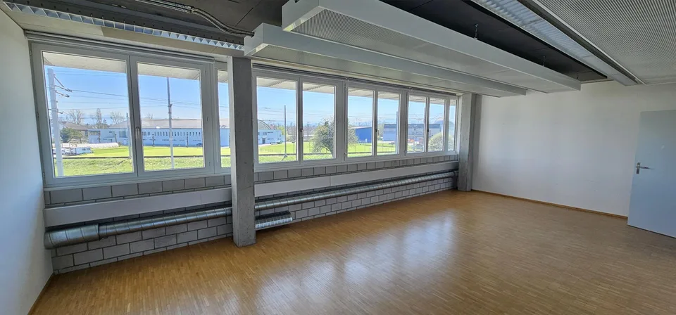 Helle Büros mit traumhaftem Bergblick – Ihr neuer Arbeitsplatz!