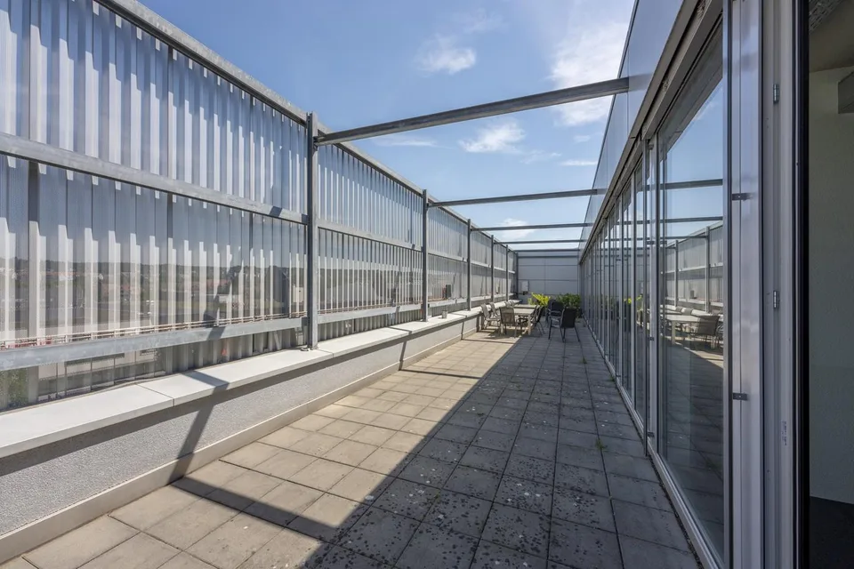 Büro mit sonniger Terrasse
