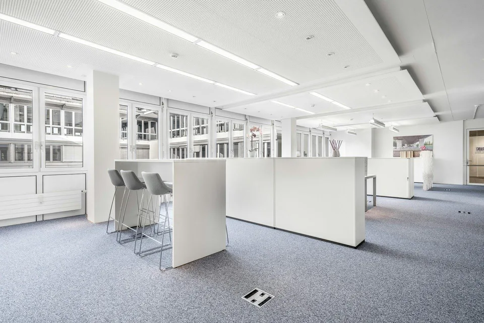 Top ausgebaute Open Space Bürofläche - lichtdurchflutet mit Sitzung...