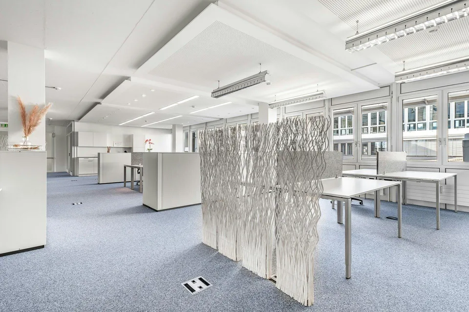 Top ausgebaute Open Space Bürofläche - lichtdurchflutet mit Sitzung...
