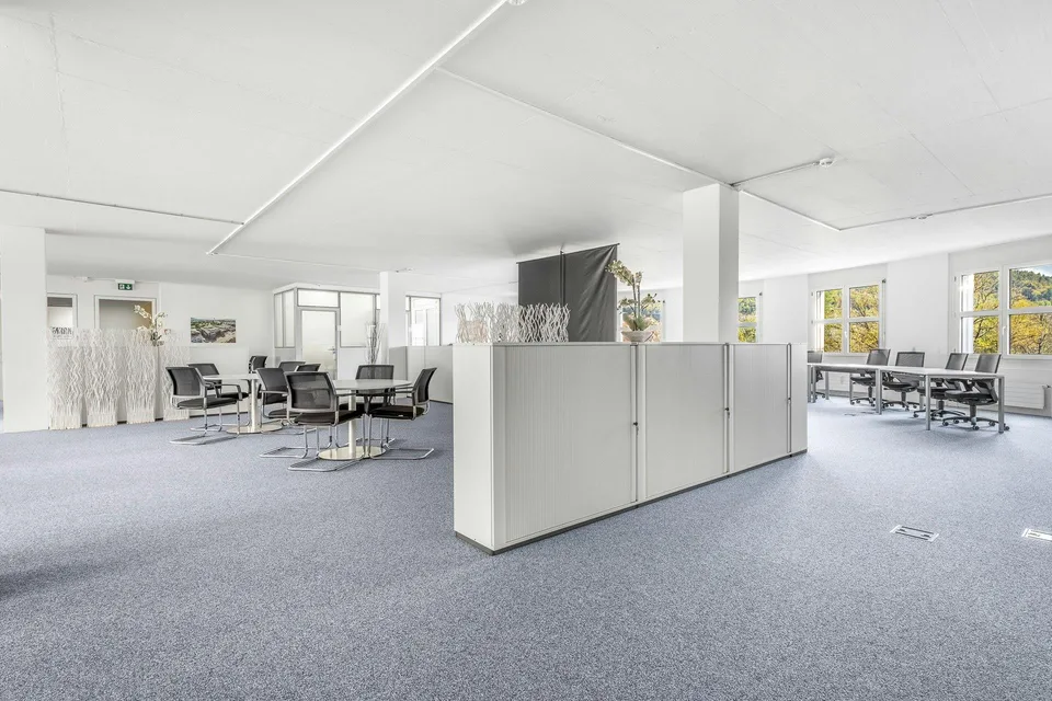 Top ausgebaute Open Space Bürofläche - lichtdurchflutet mit Sitzung...