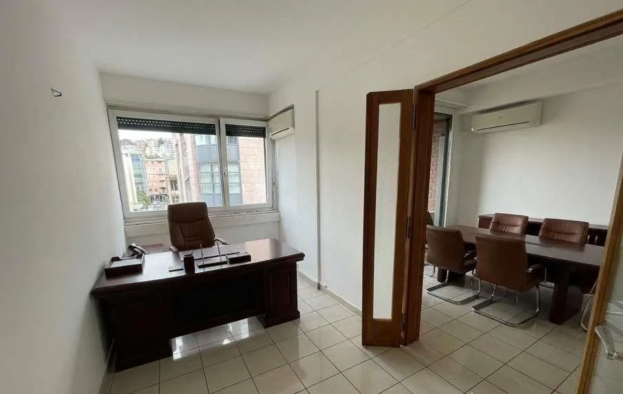 Affittiamo spazio commerciale/Ufficio 3.5 locali a Lugano Centro