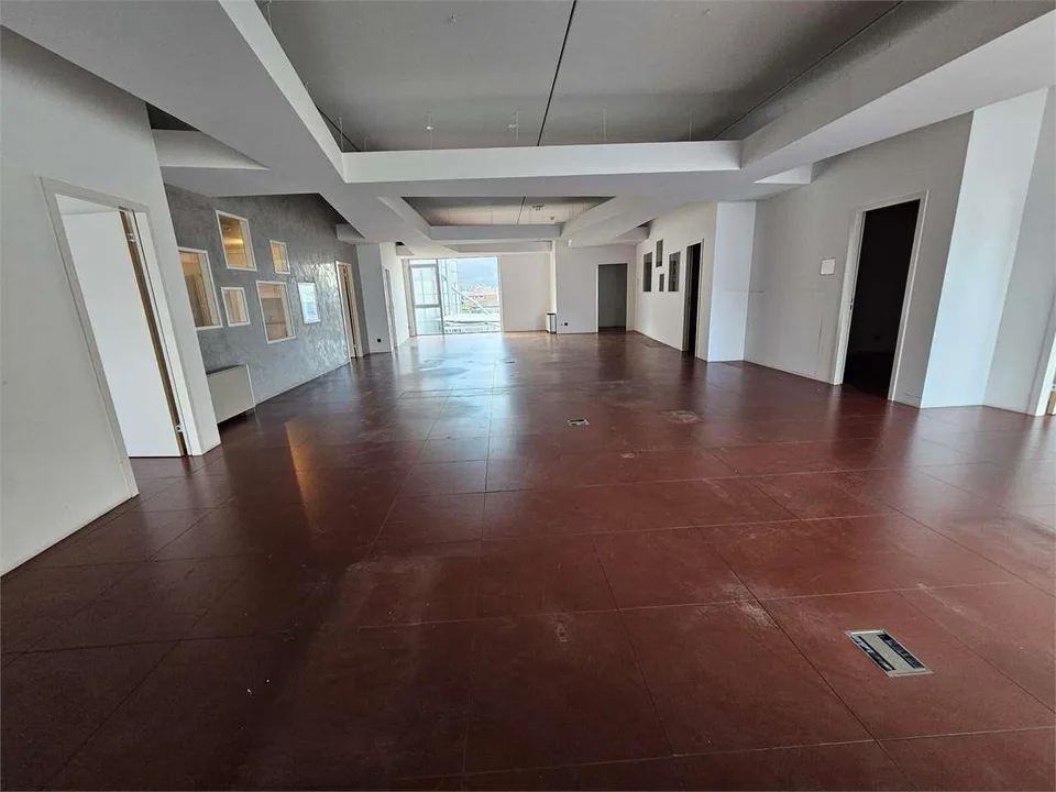 Sant'Antonino, affittiamo ufficio 250 mq + magazzini adiacenti