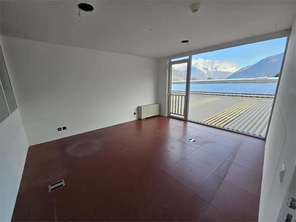 Sant'Antonino, affittiamo ufficio 250 mq + magazzini adiacenti