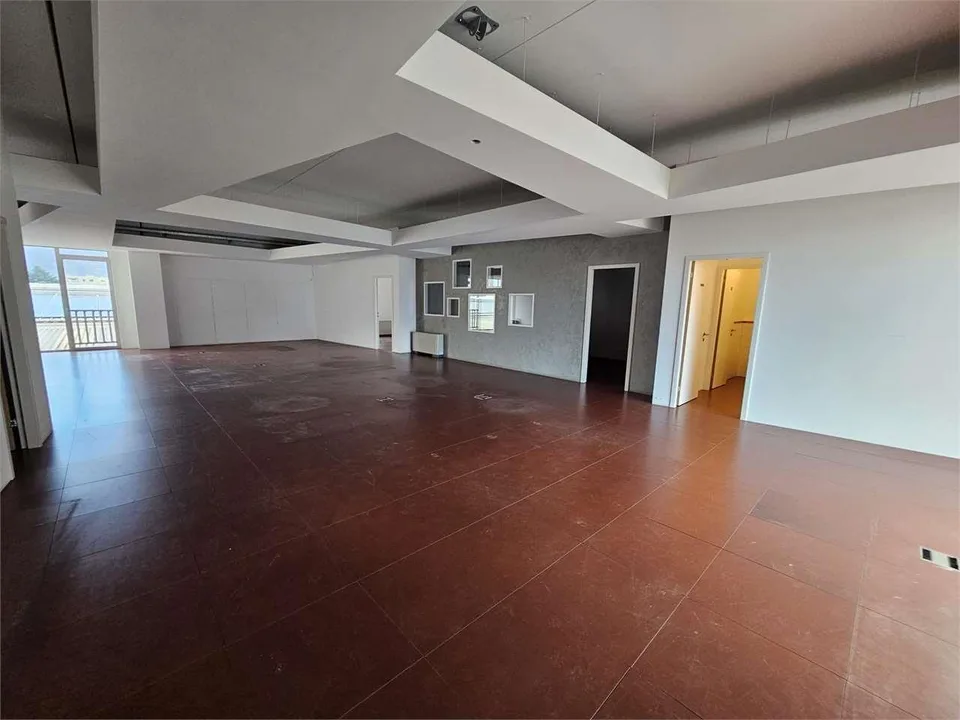 Sant'Antonino, affittiamo ufficio 250 mq + magazzini adiacenti