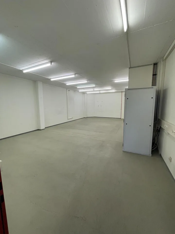 Vielseitige Gewerbefläche mit Büroeinheiten und zentraler Lagerfläche – photo 13 of 13