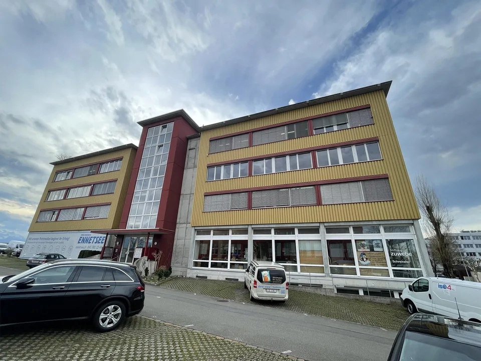Vielseitige Gewerbefläche mit Büroeinheiten und zentraler Lagerfläche