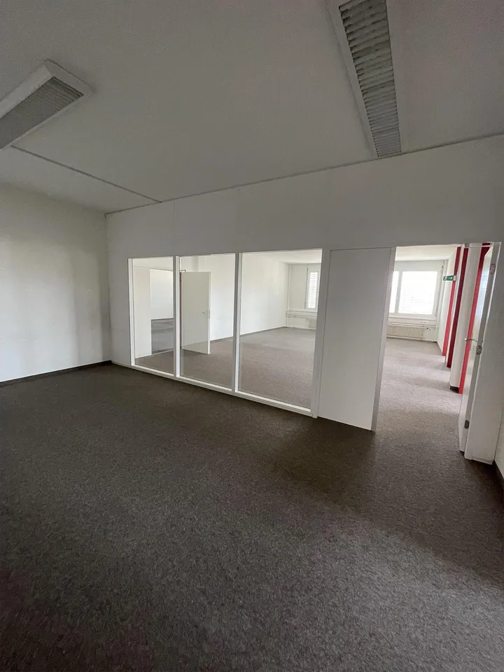 Vielseitige Gewerbefläche mit Büroeinheiten und zentraler Lagerfläche – photo 9 of 13