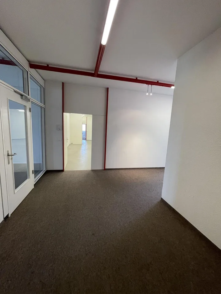 Vielseitige Gewerbefläche mit Büroeinheiten und zentraler Lagerfläche – photo 6 of 13
