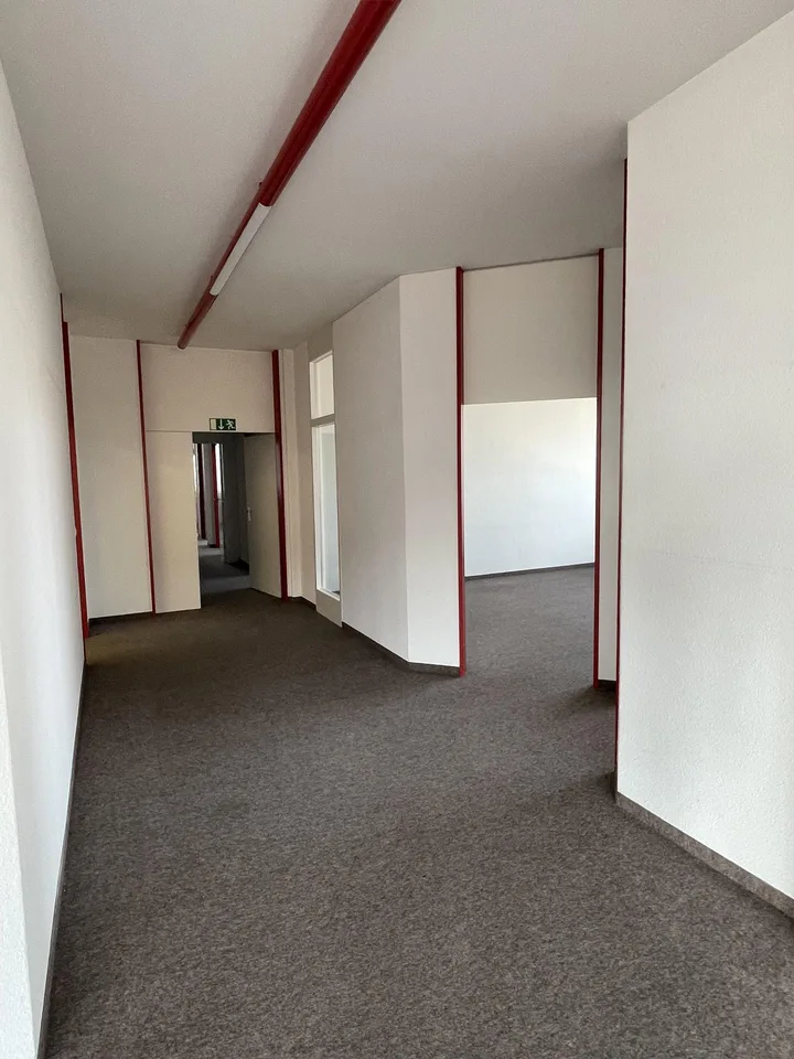 Vielseitige Gewerbefläche mit Büroeinheiten und zentraler Lagerfläche – photo 11 of 13
