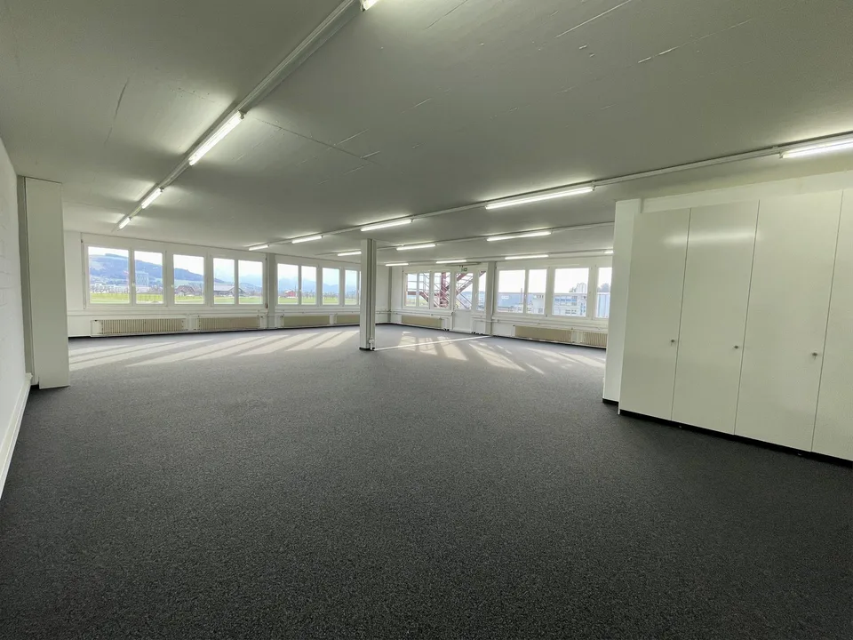 Attraktive Gewerbefläche in Hünenberg – Modernisiert und Bezugsbereit