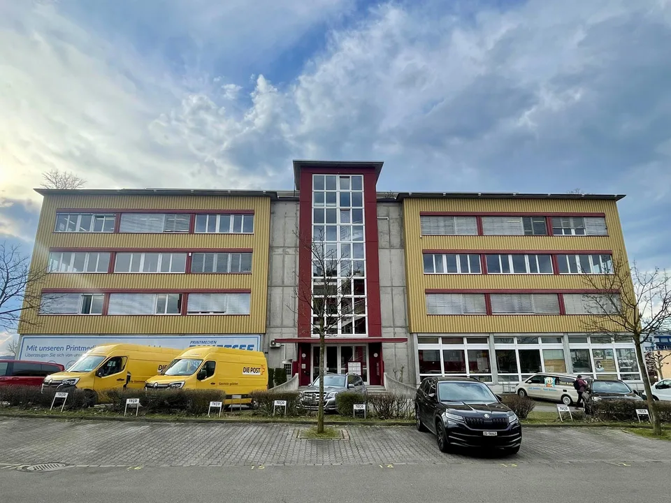 Attraktive Gewerbefläche in Hünenberg – Modernisiert und Bezugsbereit