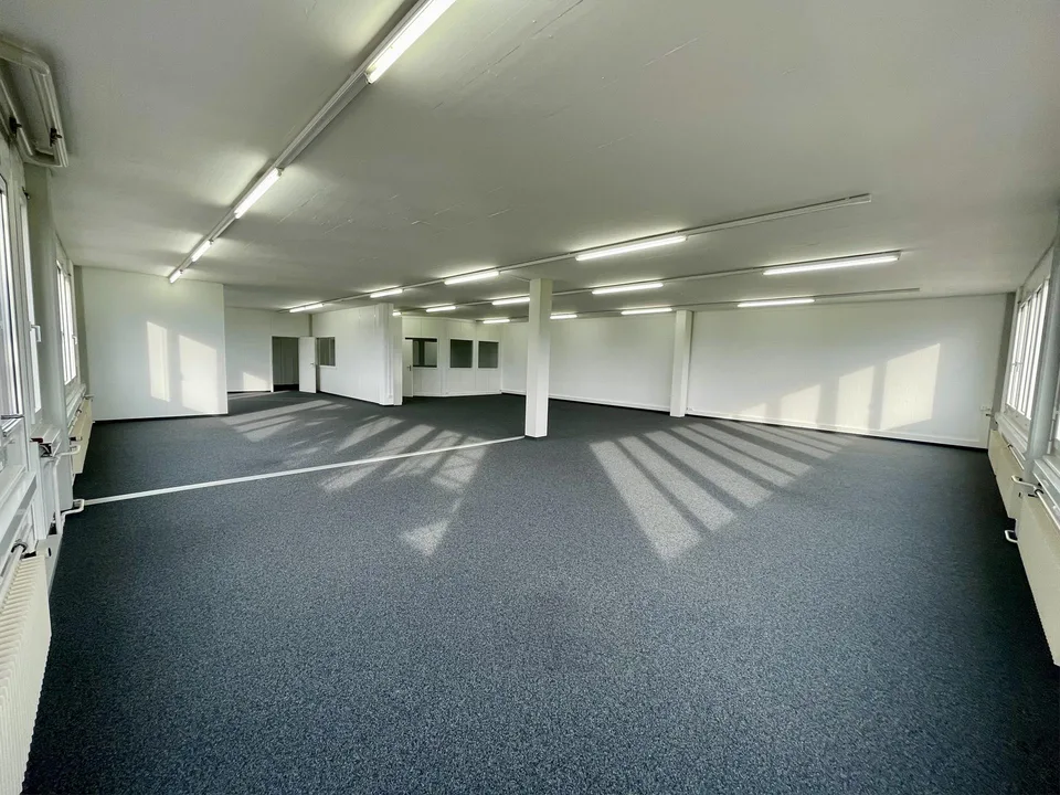 Attraktive Gewerbefläche in Hünenberg – Modernisiert und Bezugsbereit