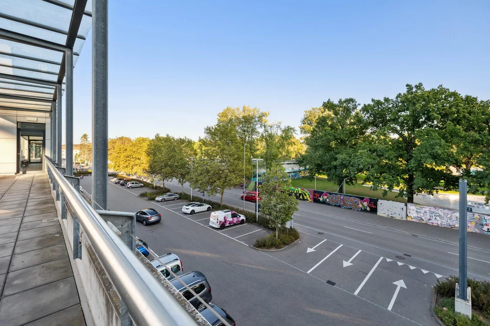Ausgebaute Büroflächemit grosszügiger Terrasse – foto 7 di 8