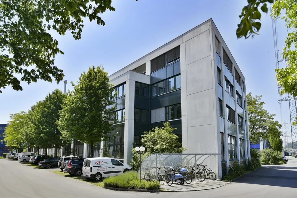 ATTRAKTIVES Büro mit neuem Innenausbau - Einziehen und loslegen