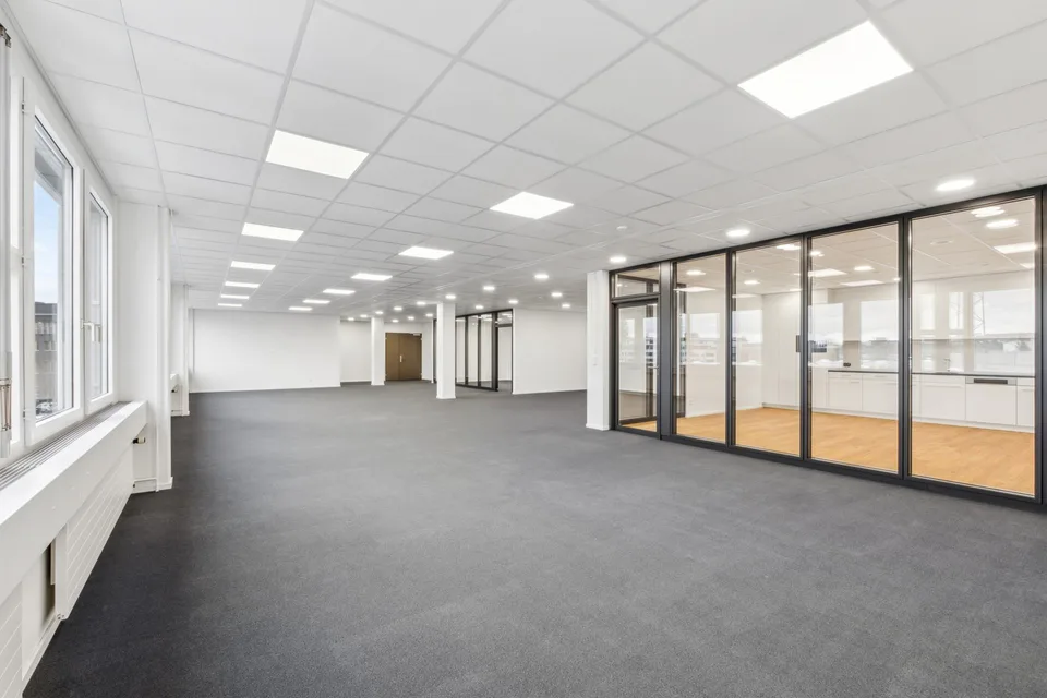 ATTRAKTIVES Büro mit neuem Innenausbau - Einziehen und loslegen