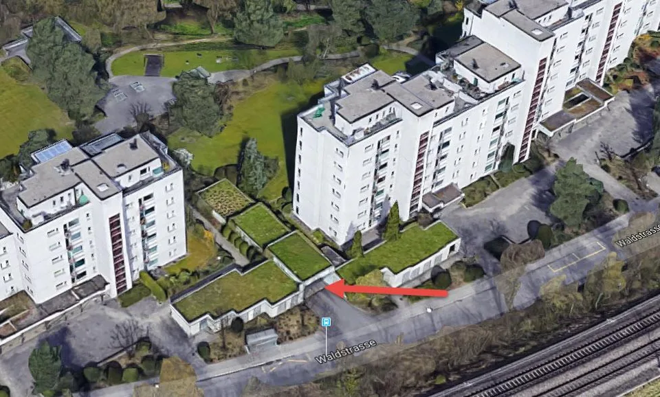 Einstellhallenplätze für Autos und Motorräder zu vermieten!