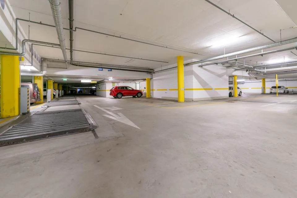 Parken Sie direkt an der Hauptverkehrsachse – Foto 6 von 7