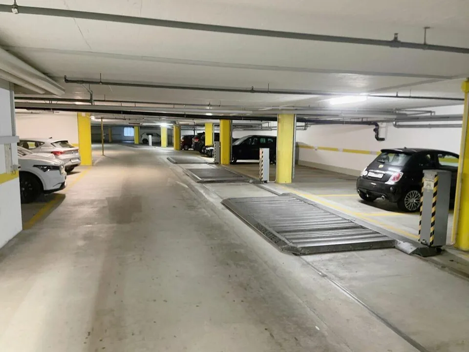 Parken Sie direkt an der Hauptverkehrsachse