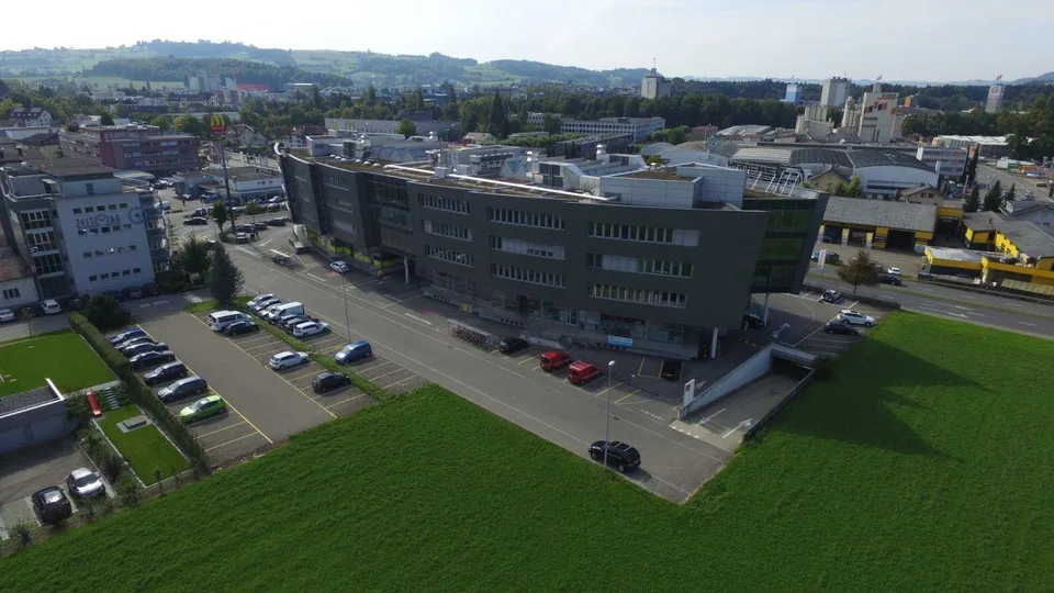 Parken Sie direkt an der Hauptverkehrsachse – Foto 7 von 7