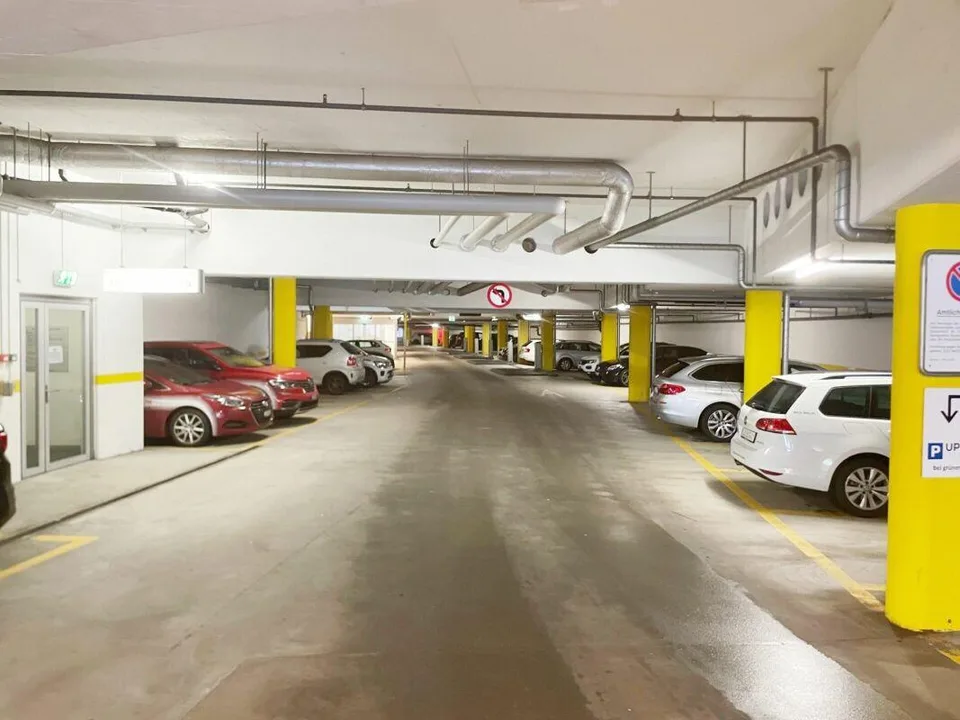 Parken Sie direkt an der Hauptverkehrsachse