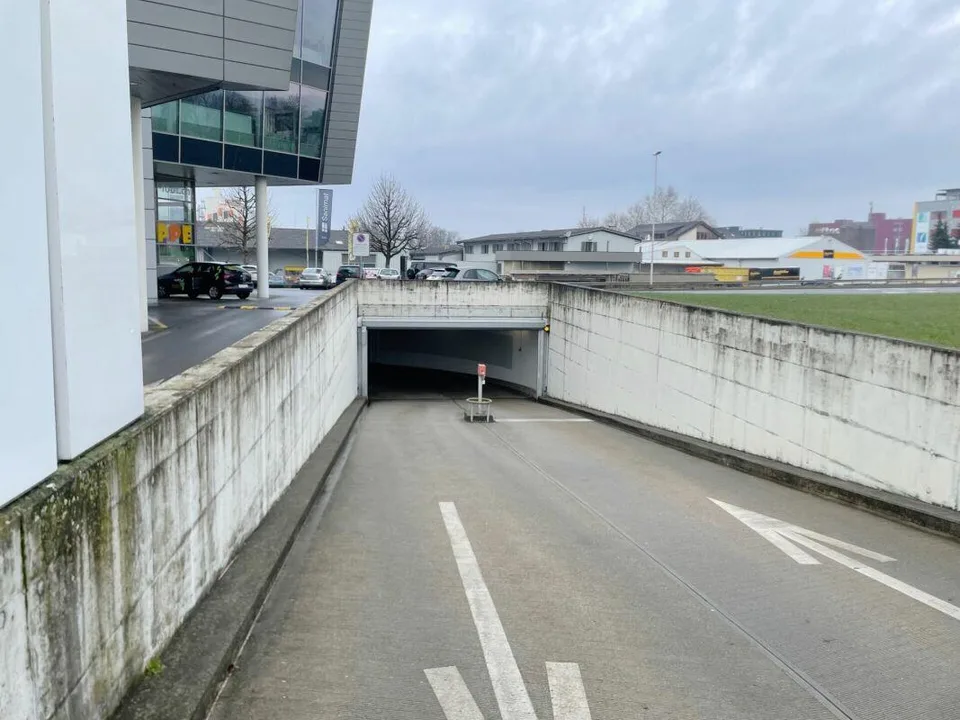 Parken Sie direkt an der Hauptverkehrsachse