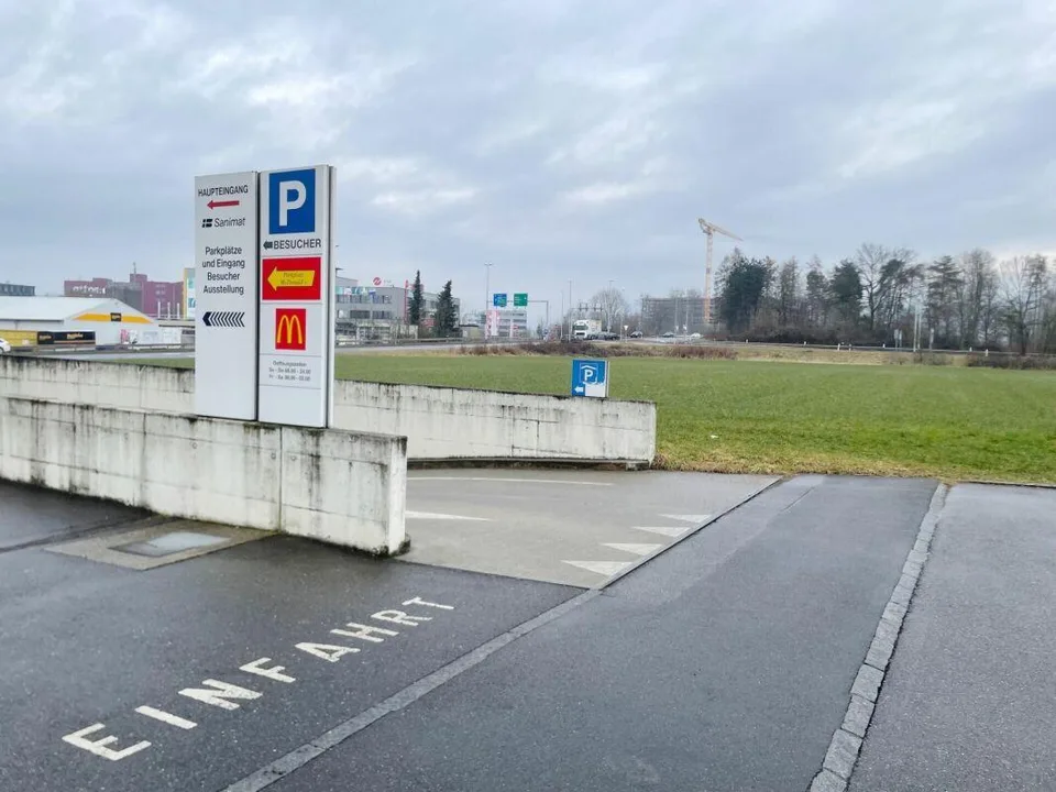 Parken Sie direkt an der Hauptverkehrsachse