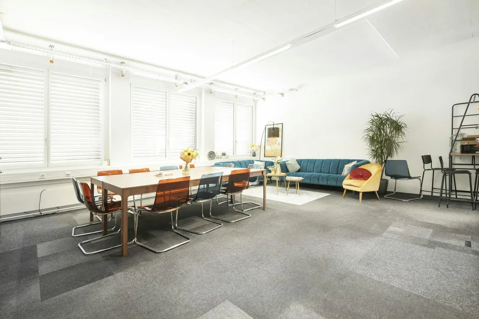 500 m2 neuwertige, gekühlte Bürofläche mit direktem Blick aufs Flug...