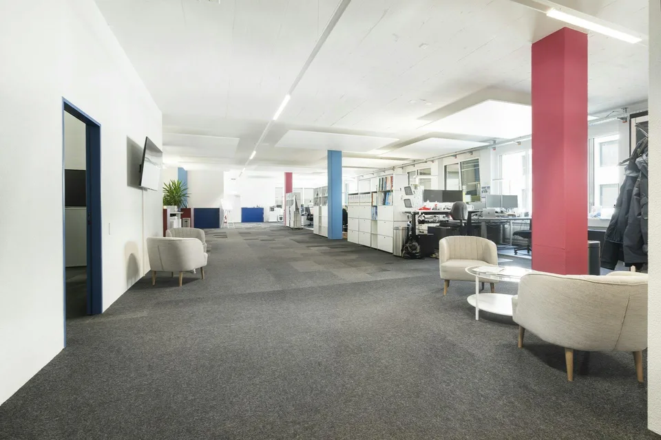 Neuwertige, gekühlte Bürofläche mit direktem Blick auf Piste 16/34
