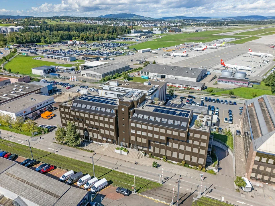 Neuwertige, gekühlte Bürofläche mit direktem Blick auf Piste 16/34