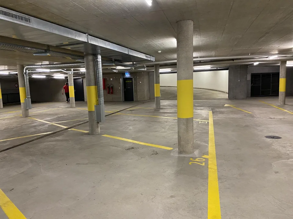Proche Aéroport place de parking dans garage souterrain