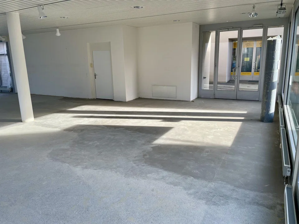 Verkaufsfläche, Lager und Einstellhallenplatz im Herzen von Cham