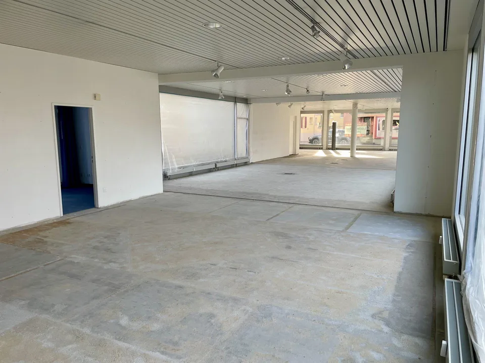 Verkaufsfläche, Lager und Einstellhallenplatz im Herzen von Cham