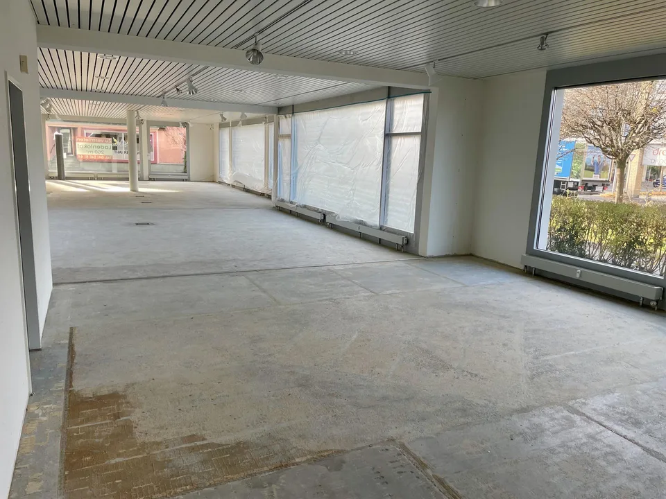 Verkaufsfläche, Lager und Einstellhallenplatz im Herzen von Cham