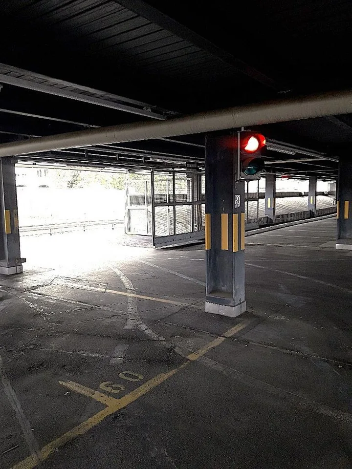 Places de parc couvertes proches du Flon